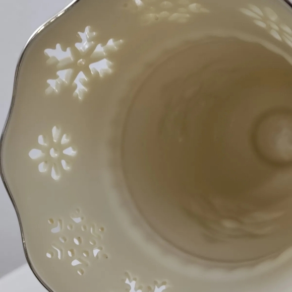 HTF Lenox 2005 Decorative 8.75" Ivory Vase Large Pierced Snowflake Silver Detail - Picture 12 of 12